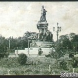 Памятник Екатерины охраняет казак