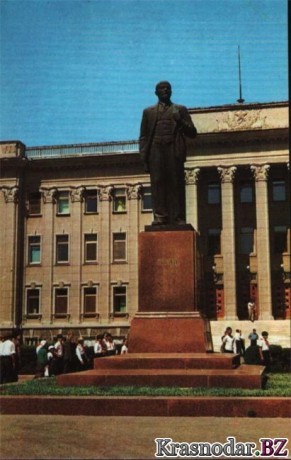 Ленин на улице Красной