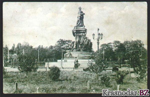 Памятник Екатерины охраняет казак