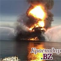 ​В Каспийском море на нефтяной платформе никак не удается потушить пожар