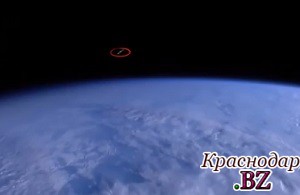 НЛО преследует МКС на орбите