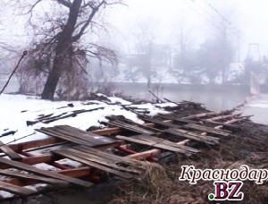 В Абинске рухнул подвесной пешеходный мост через реку