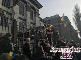 В Киеве посольство РФ забросали яйцами