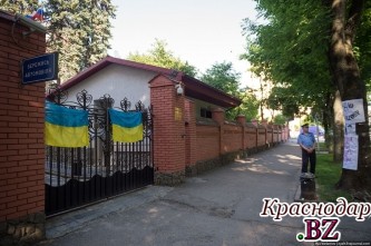 Владимир Парасюк снял флаг России из консульства РФ во Львове
