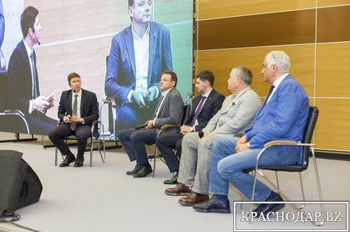 на фото панельная дискуссия с участием крупных бизнесменов Краснодара