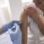 В Роспотребнадзоре рассказали о необходимости прививки для переболевших COVID-19