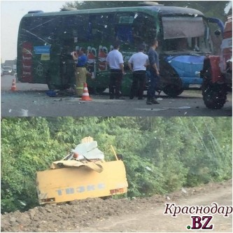 Автобус из Краснодара врезался в экскаватор в Тимашевском районе