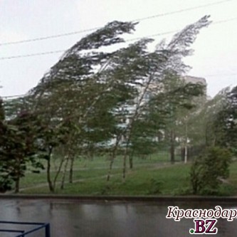 В  Новороссийске штормовой ветер перерос  в  ураганный