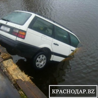 В Керчи автомобиль упал с парома в море