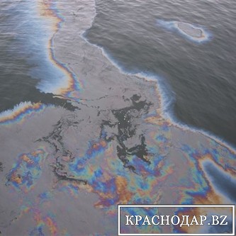 На водной глади близ Новороссийская нарисовалось нефтяное пятно