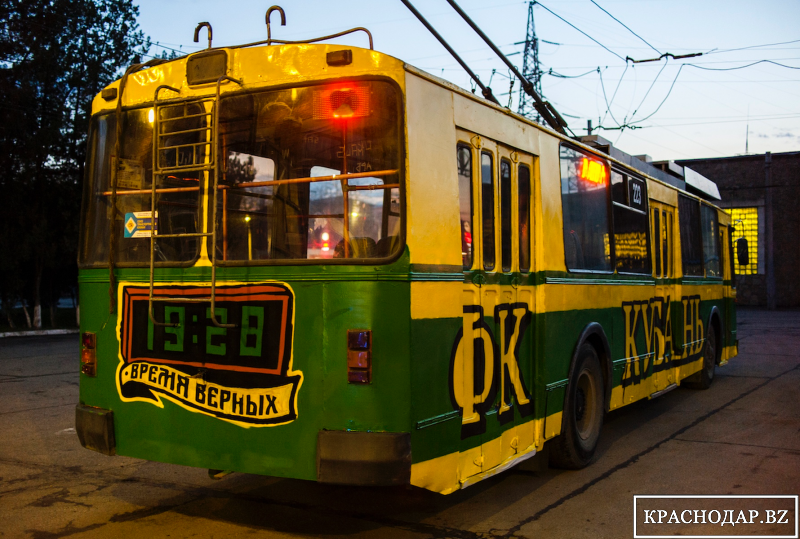 Желто-зеленый троллейбус для болельщиц «Кубани»