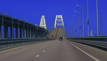 Меры безопасности усилены на Крымском мосту в преддверии новогодних праздников Меры безопасности усилены на Крымском мосту в преддверии новогодних праздников