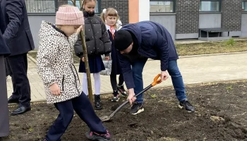 Евгений Наумов: В школах и детсадах Краснодара стартовала массовая высадка деревьев Евгений Наумов: В школах и детсадах Краснодара стартовала массовая высадка деревьев