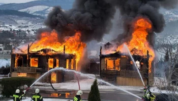 Крупный пожар в Геленджике уничтожил два частных дома на площади 500 квадратов Крупный пожар в Геленджике уничтожил два частных дома на площади 500 квадратов