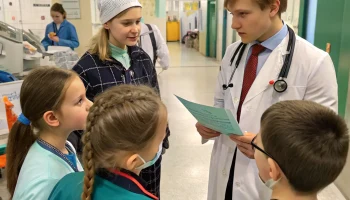 Школьники из двух школ познакомились с работой медиков в Кореновской ЦРБ Школьники из двух школ познакомились с работой медиков в Кореновской ЦРБ