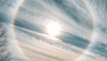 Жители Сочи наблюдали редкое солнечное гало в ясном небе Жители Сочи наблюдали редкое солнечное гало в ясном небе